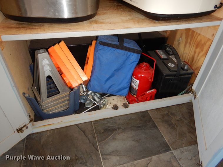 image for item FJ9803 1999 US Cargo PC826TA3 concession trailer