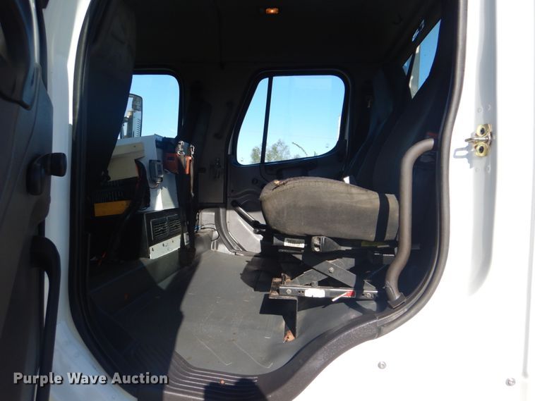 image for item FT9466 2006 Freightliner Business Class M2 crane truck