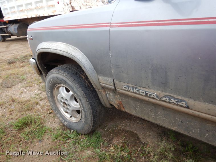 image for item FU9634 1994 Dodge Dakota Club Cab pickup truck