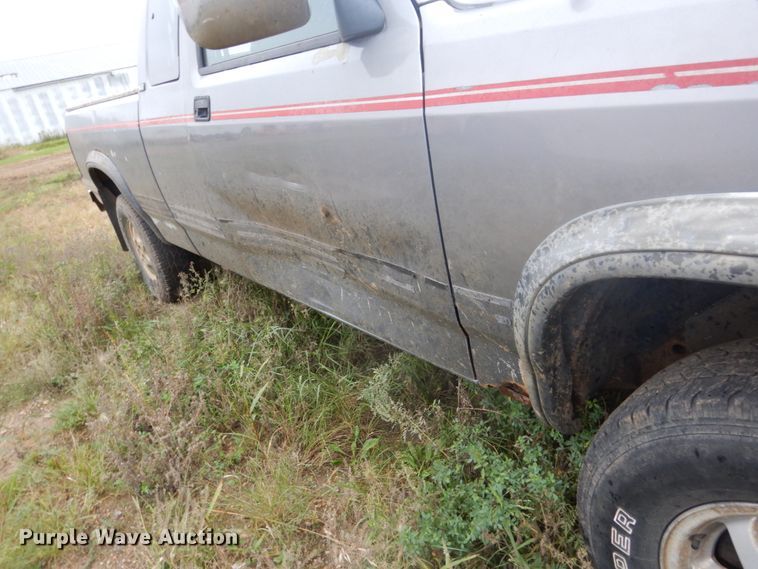 image for item FU9634 1994 Dodge Dakota Club Cab pickup truck