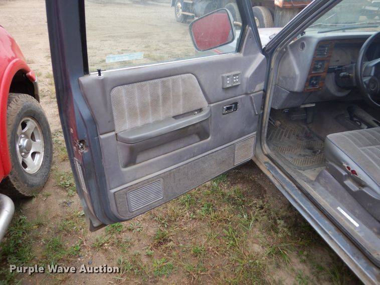 image for item FU9634 1994 Dodge Dakota Club Cab pickup truck