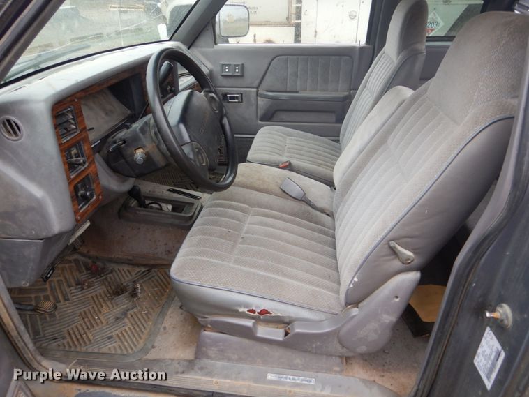 image for item FU9634 1994 Dodge Dakota Club Cab pickup truck