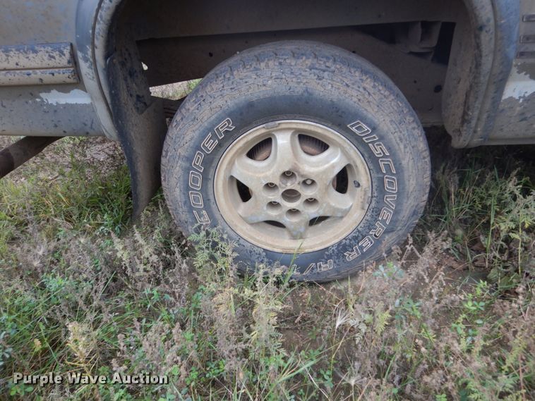 image for item FU9634 1994 Dodge Dakota Club Cab pickup truck