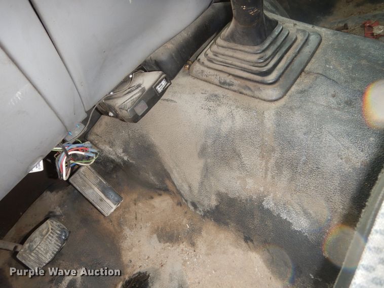 image for item FU9732 1999 Ford F350 Super Duty flatbed pickup truck