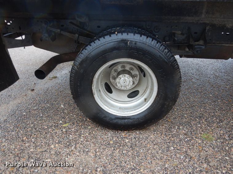 image for item FU9732 1999 Ford F350 Super Duty flatbed pickup truck