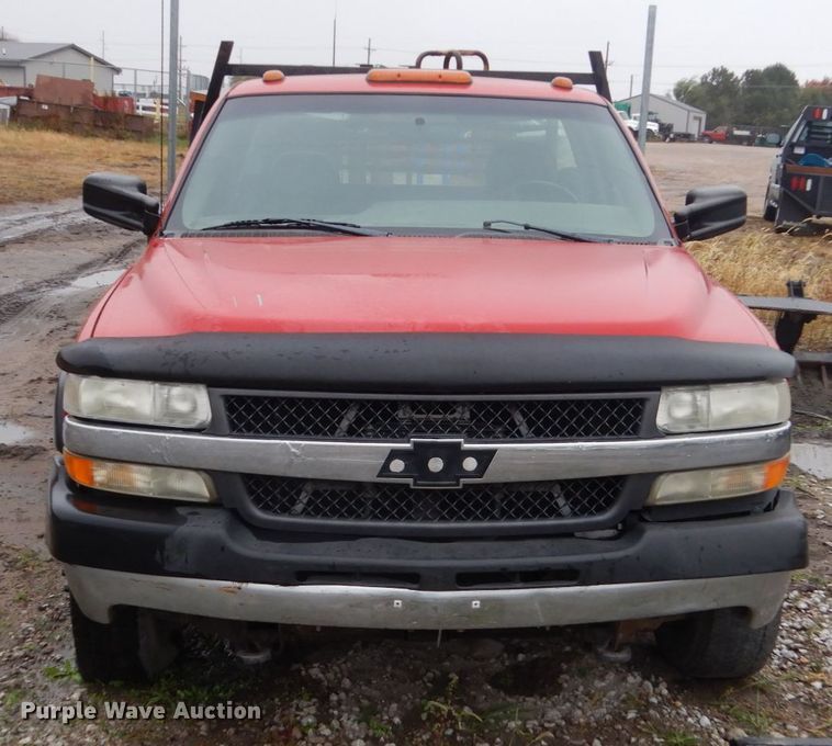 image for item FU9740 2001 Chevrolet Silverado 3500 flatbed pickup truck