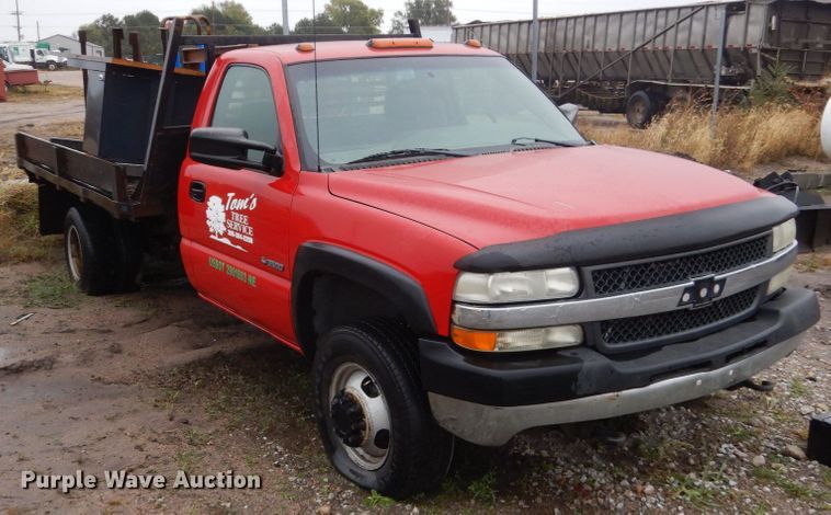 image for item FU9740 2001 Chevrolet Silverado 3500 flatbed pickup truck