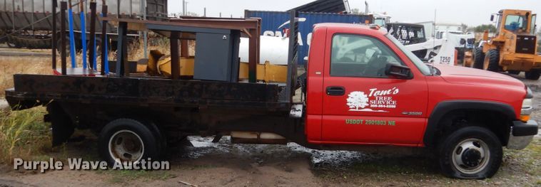 image for item FU9740 2001 Chevrolet Silverado 3500 flatbed pickup truck