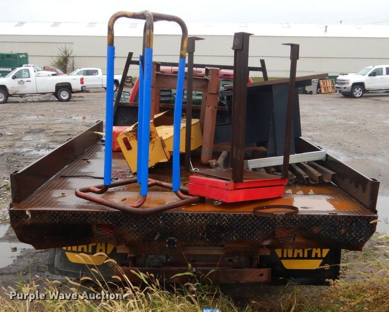 image for item FU9740 2001 Chevrolet Silverado 3500 flatbed pickup truck