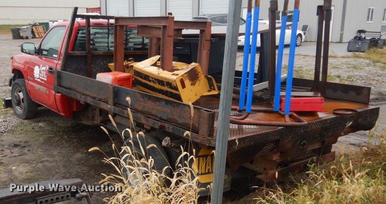 image for item FU9740 2001 Chevrolet Silverado 3500 flatbed pickup truck