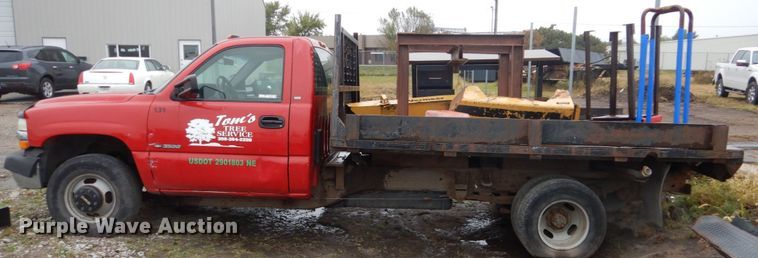 image for item FU9740 2001 Chevrolet Silverado 3500 flatbed pickup truck