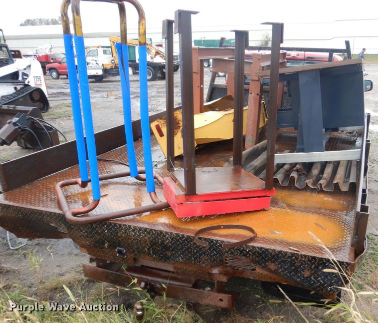 image for item FU9740 2001 Chevrolet Silverado 3500 flatbed pickup truck