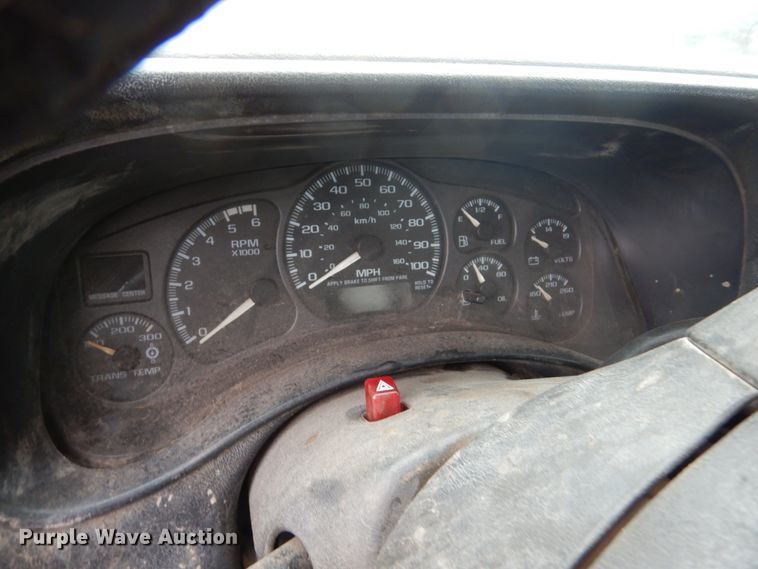 image for item FU9740 2001 Chevrolet Silverado 3500 flatbed pickup truck