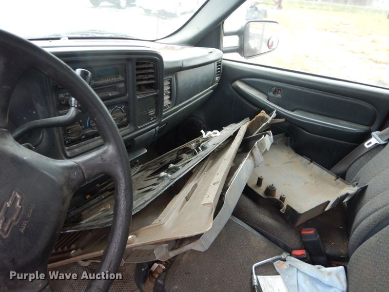 image for item FU9740 2001 Chevrolet Silverado 3500 flatbed pickup truck