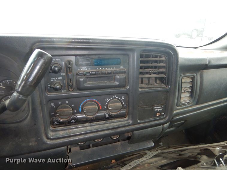 image for item FU9740 2001 Chevrolet Silverado 3500 flatbed pickup truck