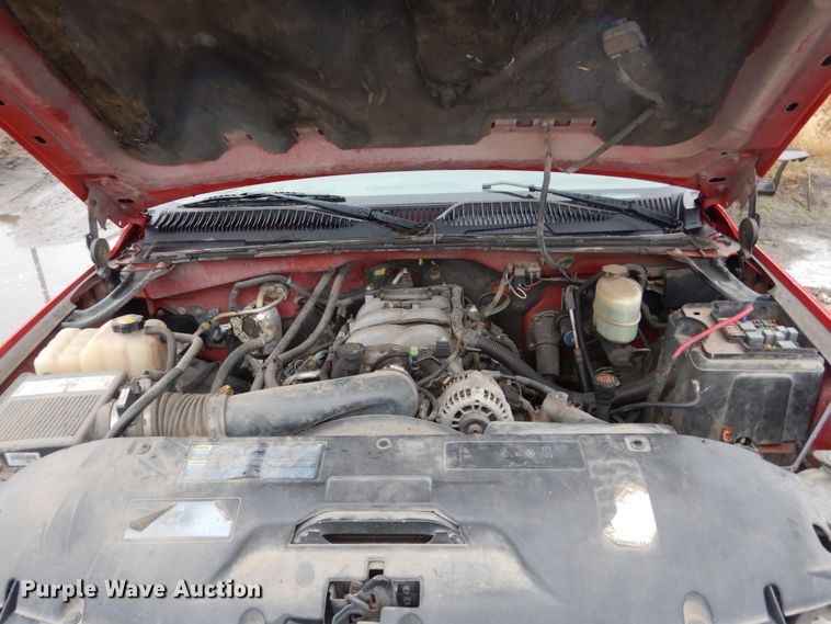 image for item FU9740 2001 Chevrolet Silverado 3500 flatbed pickup truck