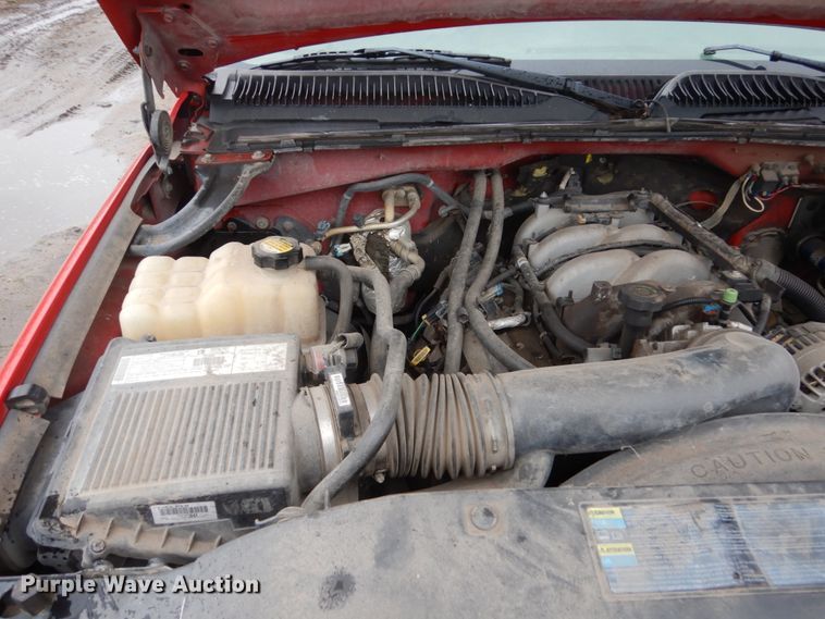 image for item FU9740 2001 Chevrolet Silverado 3500 flatbed pickup truck