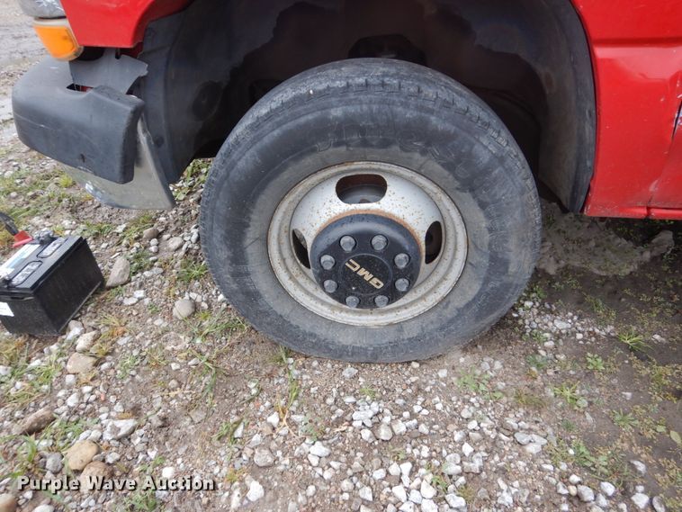 image for item FU9740 2001 Chevrolet Silverado 3500 flatbed pickup truck