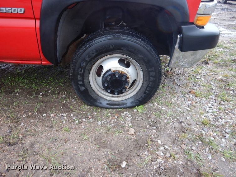 image for item FU9740 2001 Chevrolet Silverado 3500 flatbed pickup truck