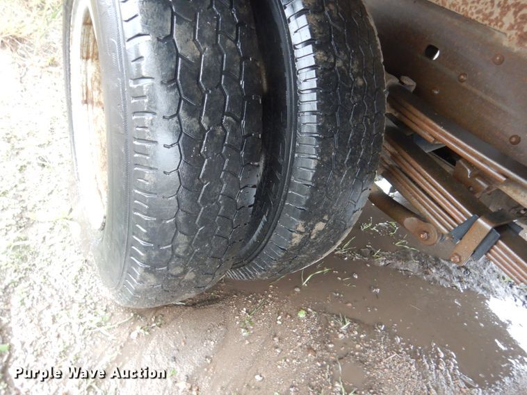 image for item FU9740 2001 Chevrolet Silverado 3500 flatbed pickup truck