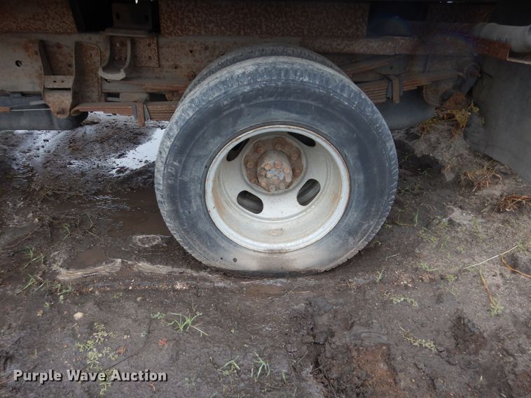 image for item FU9740 2001 Chevrolet Silverado 3500 flatbed pickup truck