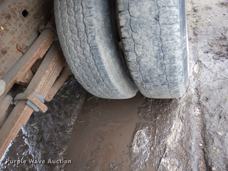 image for item FU9740 2001 Chevrolet Silverado 3500 flatbed pickup truck