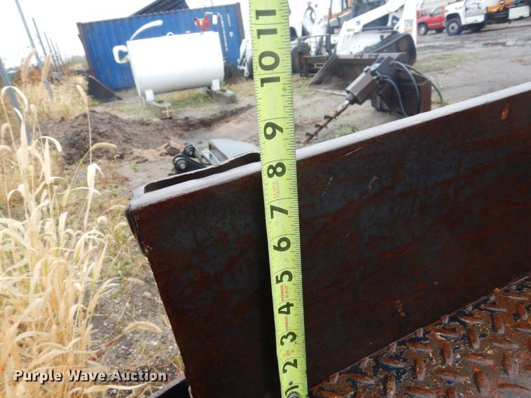 image for item FU9740 2001 Chevrolet Silverado 3500 flatbed pickup truck