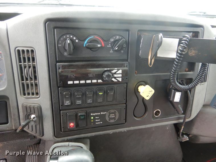 image for item FU9742 2005 International 4400 box truck