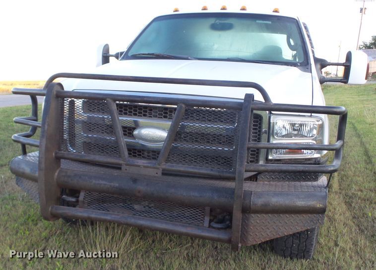 image for item GC9053 2005 Ford F350 Super Duty King Ranch Crew Cab pickup truck