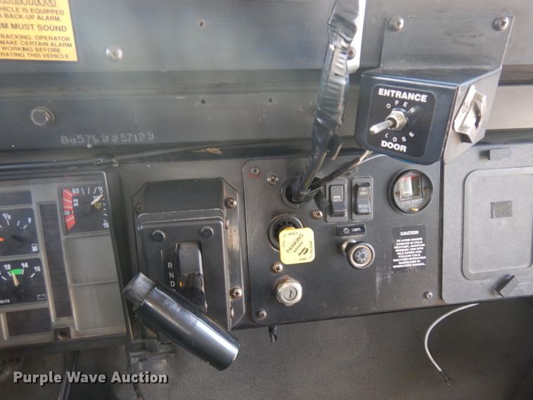 image for item GI9368 2000 International 3800 school bus