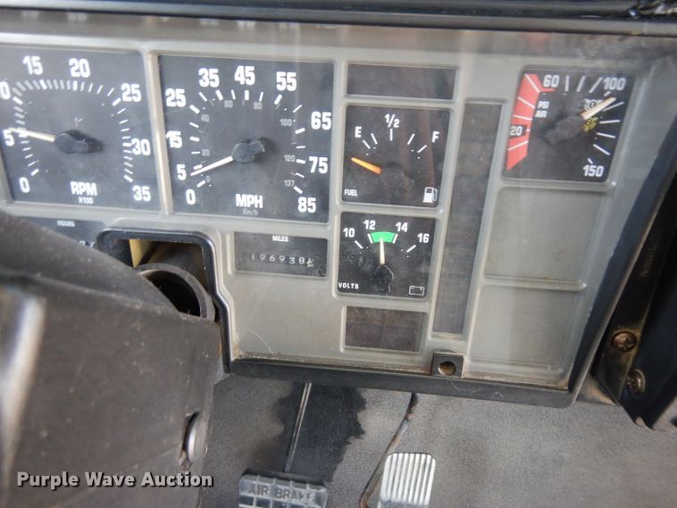 image for item GI9368 2000 International 3800 school bus