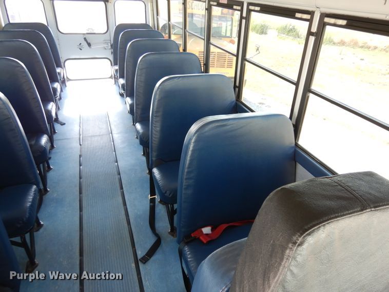 image for item GI9368 2000 International 3800 school bus