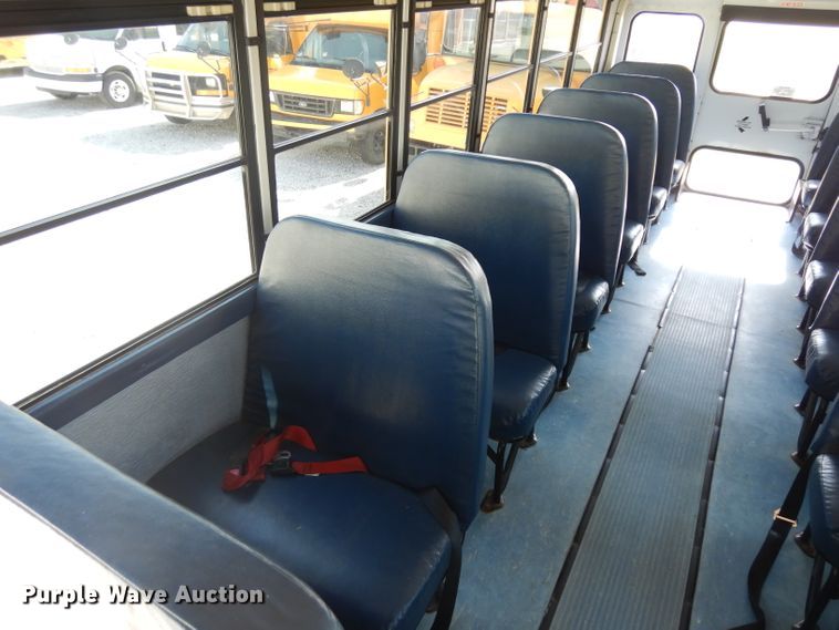 image for item GI9368 2000 International 3800 school bus