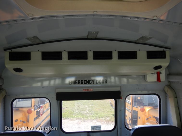 image for item GI9368 2000 International 3800 school bus