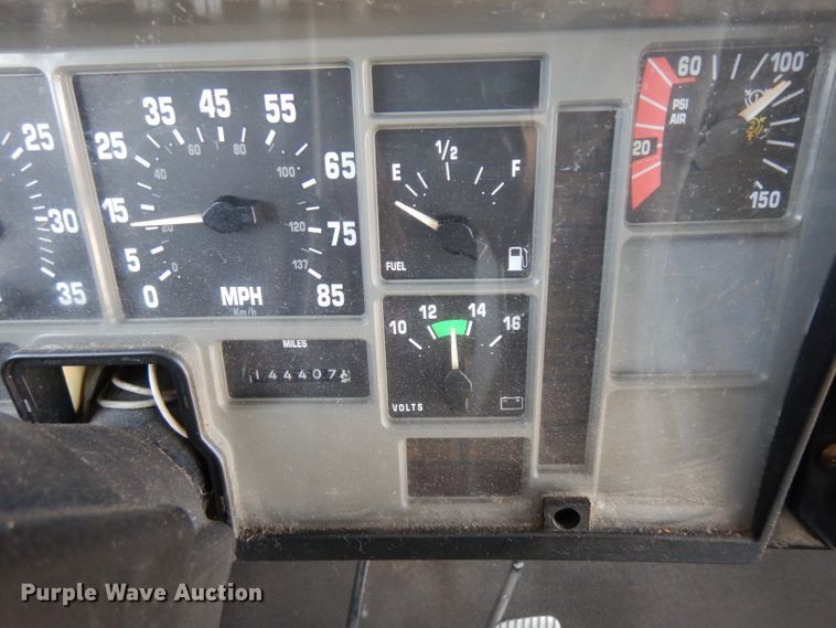 image for item GI9369 2000 International 3800 school bus