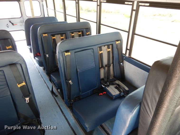 image for item GI9369 2000 International 3800 school bus