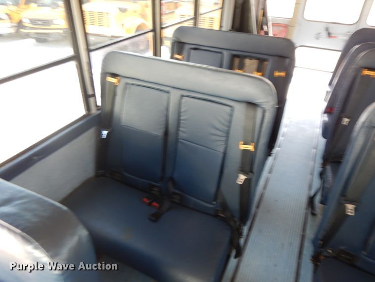 image for item GI9369 2000 International 3800 school bus