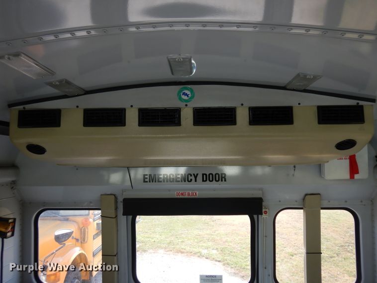 image for item GI9369 2000 International 3800 school bus