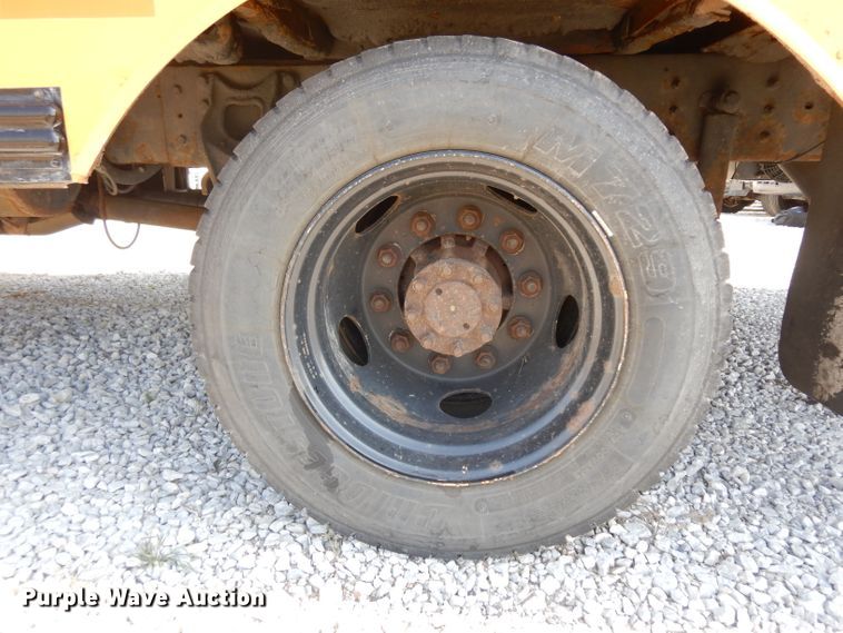 image for item GI9369 2000 International 3800 school bus