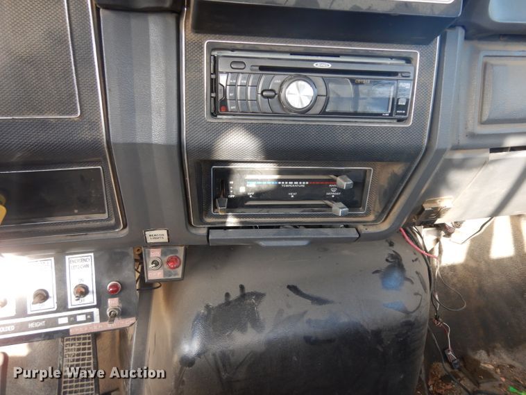 image for item GI9376 1992 Ford F600 bucket truck