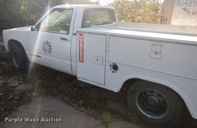 image for item GI9378 1993 GMC Sonoma utility bed pickup truck