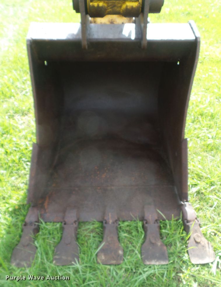 image for item DF0818 2004 Komatsu PC200LC-7L excavator