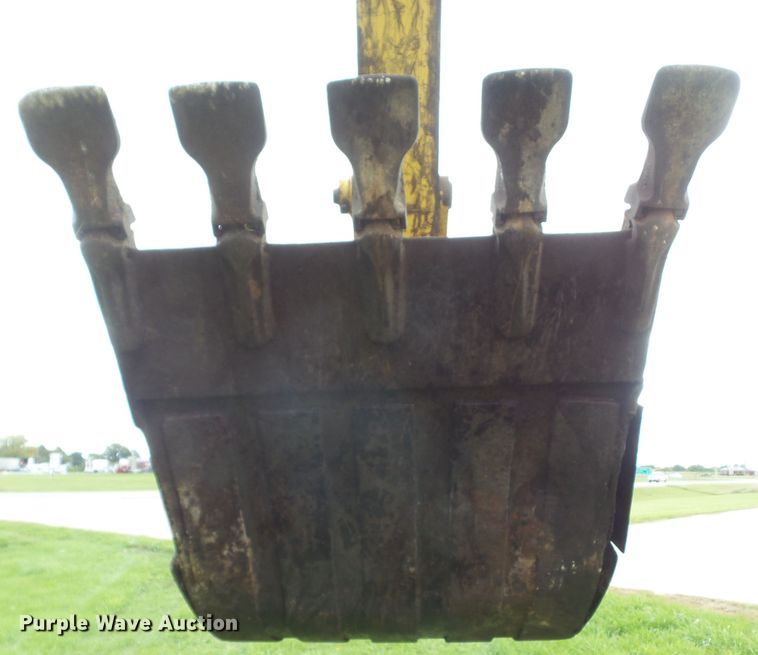 image for item DF0818 2004 Komatsu PC200LC-7L excavator