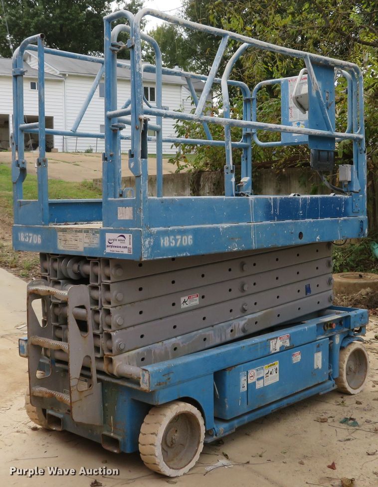 image for item DH1636 2000 Genie GS-3246 scissor lift