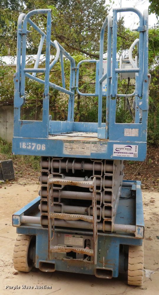 image for item DH1636 2000 Genie GS-3246 scissor lift