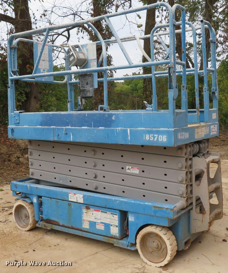 image for item DH1636 2000 Genie GS-3246 scissor lift