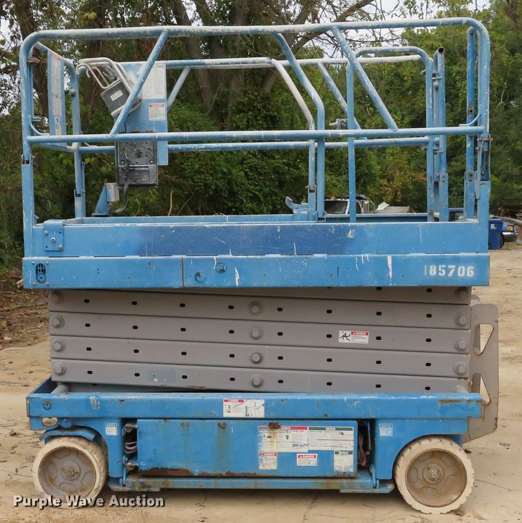 image for item DH1636 2000 Genie GS-3246 scissor lift