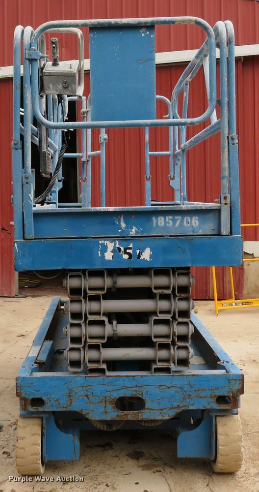 image for item DH1636 2000 Genie GS-3246 scissor lift