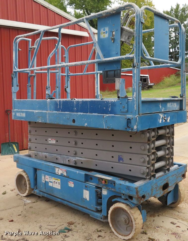 image for item DH1636 2000 Genie GS-3246 scissor lift