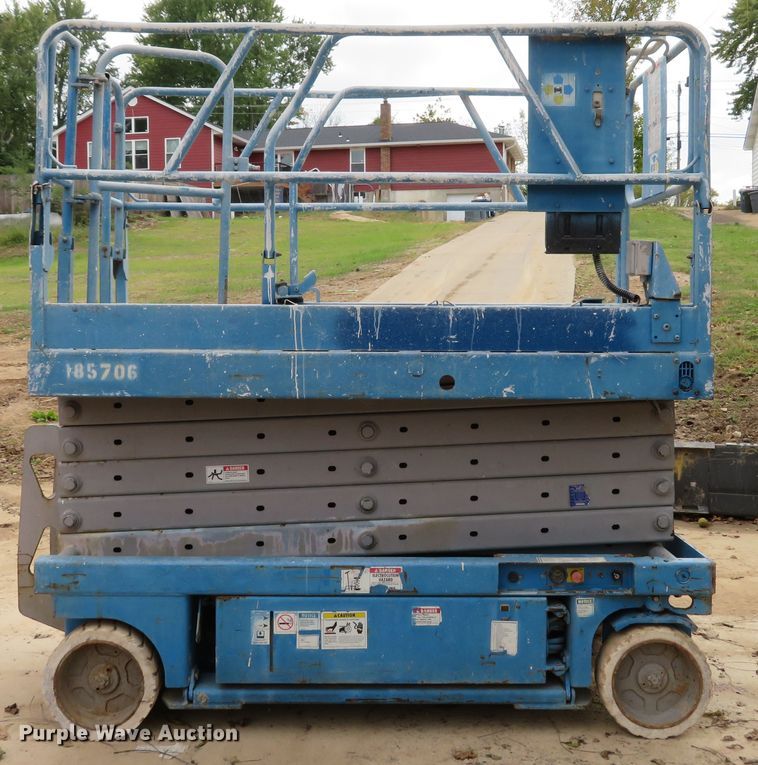image for item DH1636 2000 Genie GS-3246 scissor lift